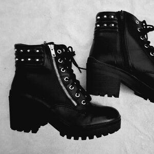 No boundaries boots! Size 10